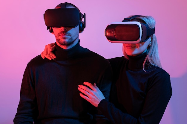 Foto gratuita pareja de tiro medio con gafas vr