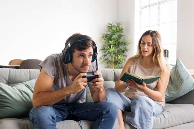 Pareja de tiro medio haciendo actividades