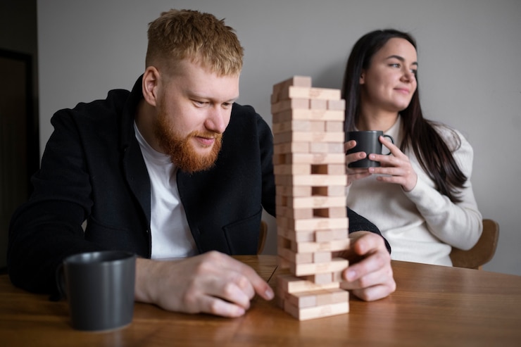 Foto gratuito pareja de tiro medio jugando en casa