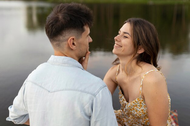 Pareja de tiro medio junto al lago