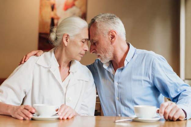 Foto gratuita pareja de tiro medio juntos en el restaurante