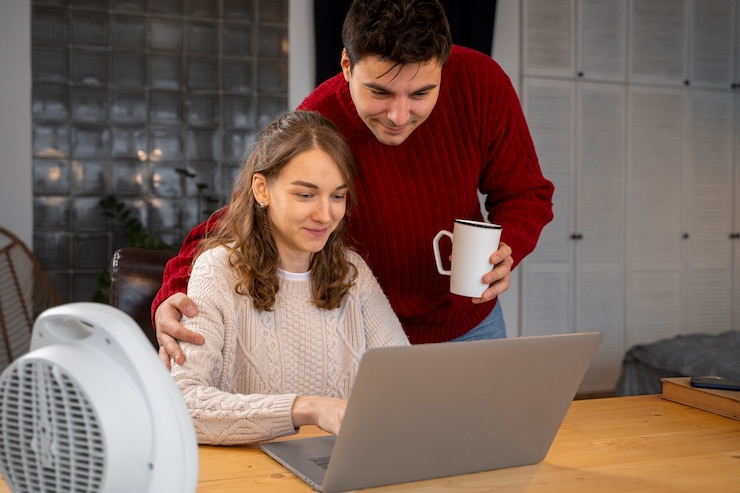 Foto gratuito pareja de tiro medio con laptop en casa