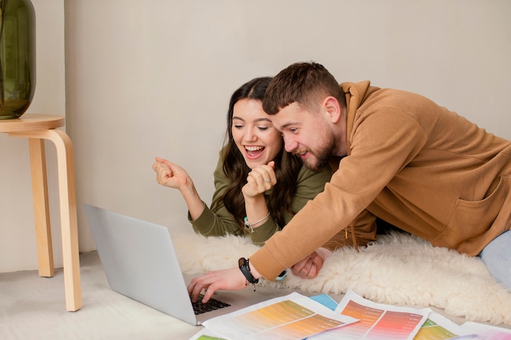 Foto gratuito pareja de tiro medio con laptop