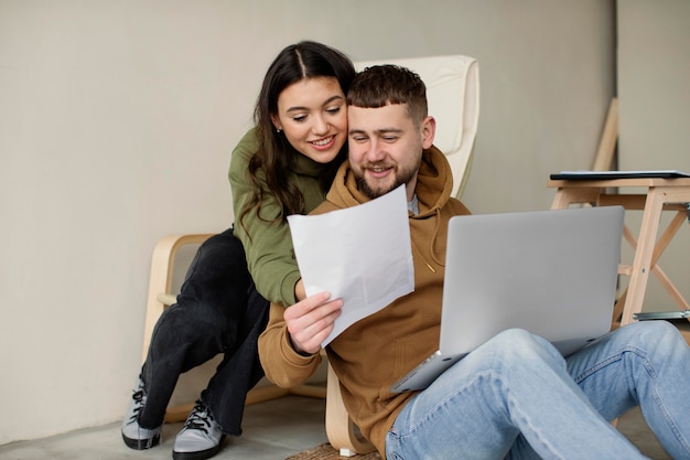 Pareja de tiro medio con laptop