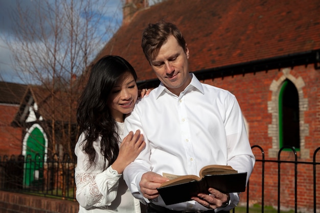 Foto gratuita pareja de tiro medio leyendo la biblia