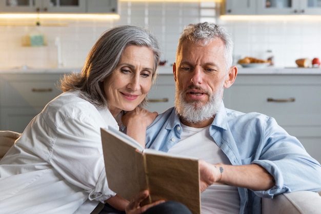 Pareja de tiro medio leyendo juntos