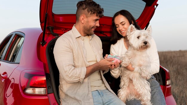 Pareja de tiro medio con lindo perro