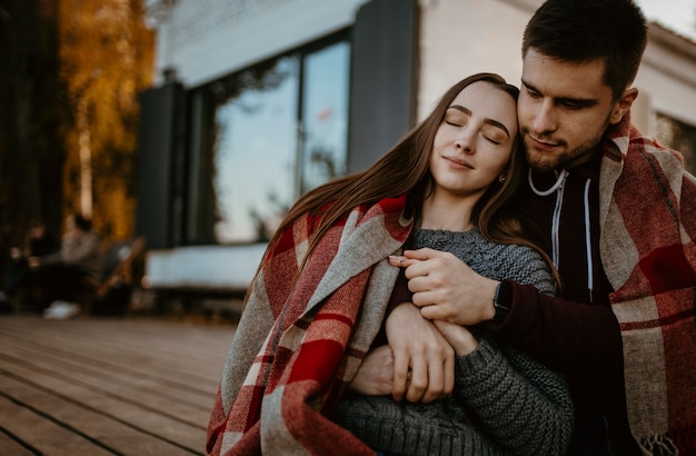 Foto gratuita pareja de tiro medio con manta