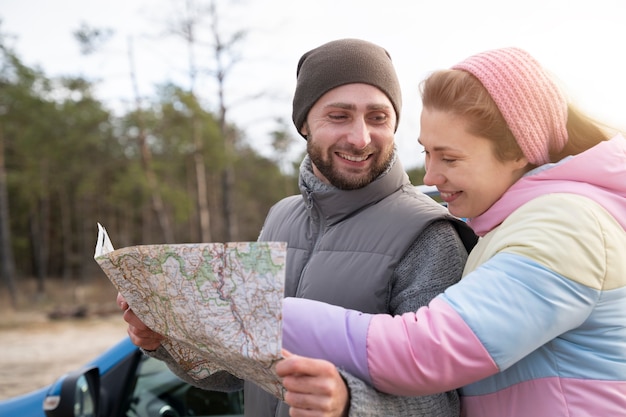 Foto gratuita pareja de tiro medio con mapa