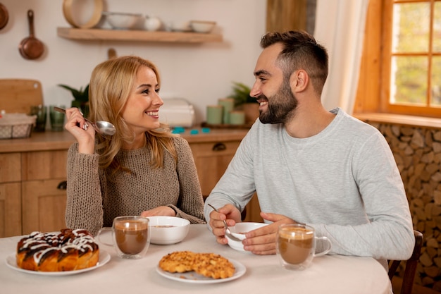 Foto gratuita pareja de tiro medio en la mesa