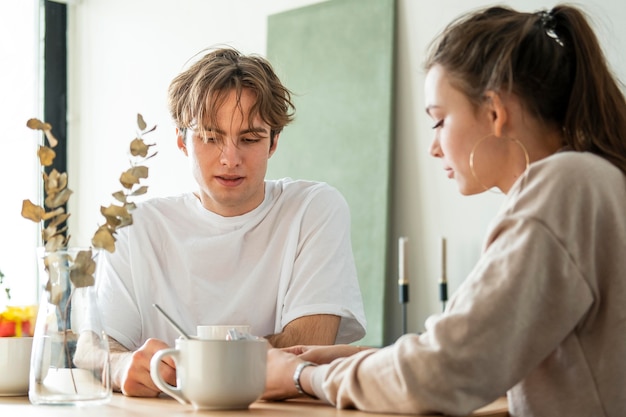 Foto gratuita pareja de tiro medio en la mesa