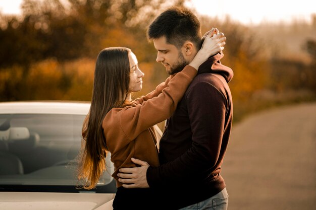 Pareja de tiro medio mirando el uno al otro