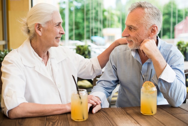 Pareja de tiro medio mirándose