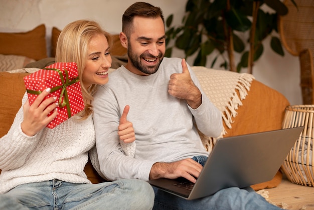 Foto gratuita pareja de tiro medio mostrando aprobación