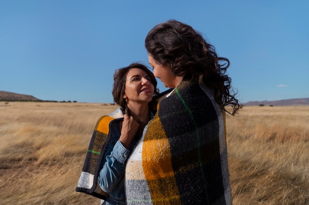 Foto gratuita pareja de tiro medio pasando tiempo al aire libre