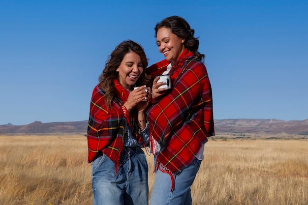 Foto gratuita pareja de tiro medio pasando tiempo al aire libre