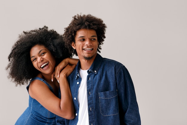 Pareja de tiro medio con peinados afro