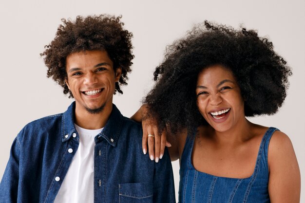 Pareja de tiro medio con peinados afro