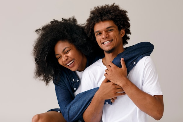 Foto gratuita pareja de tiro medio con peinados afro