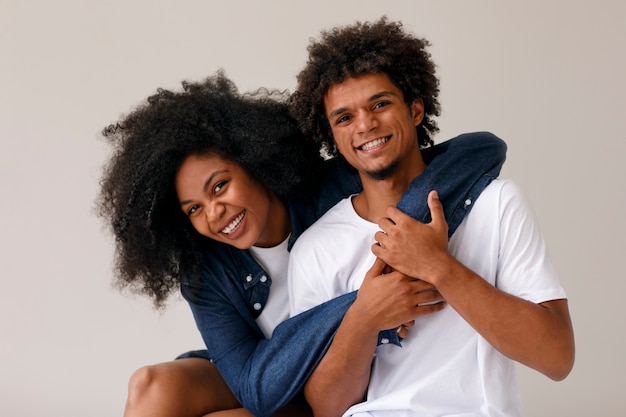 Pareja de tiro medio con peinados afro