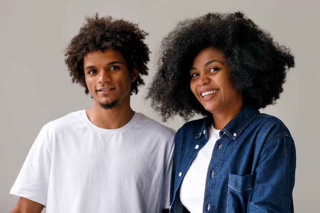 Foto gratuita pareja de tiro medio con peinados afro