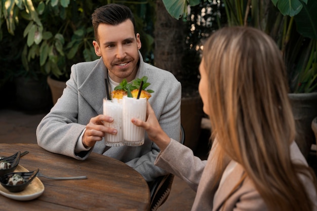 Foto gratuita pareja de tiro medio con piña colada