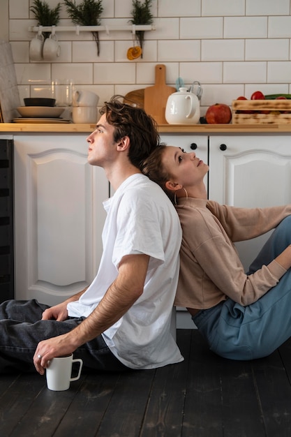 Pareja de tiro medio en el piso