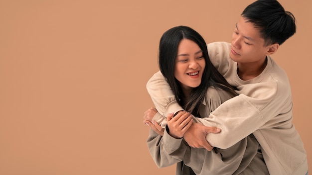 Foto gratuita pareja de tiro medio posando en estudio