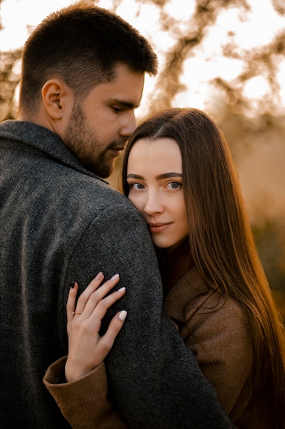 Foto gratuita pareja de tiro medio posando juntos