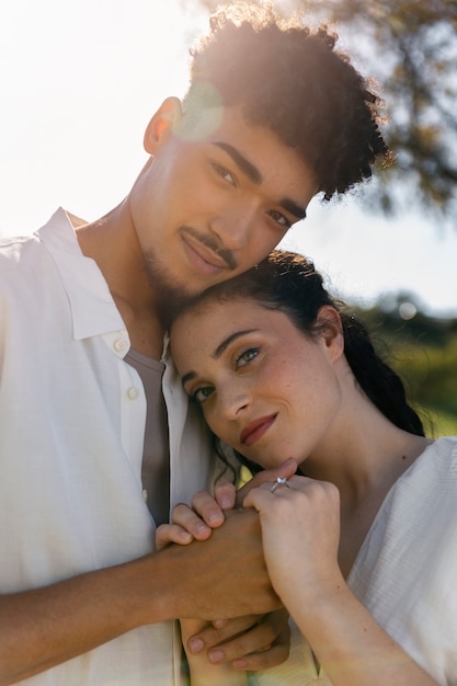 Foto gratuita pareja de tiro medio posando juntos