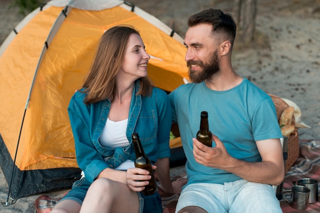 Pareja de tiro medio que acampa