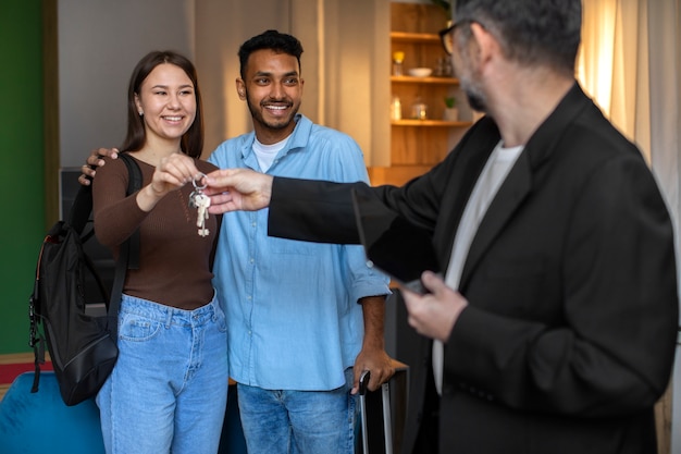 Foto gratuita pareja de tiro medio recibiendo llaves