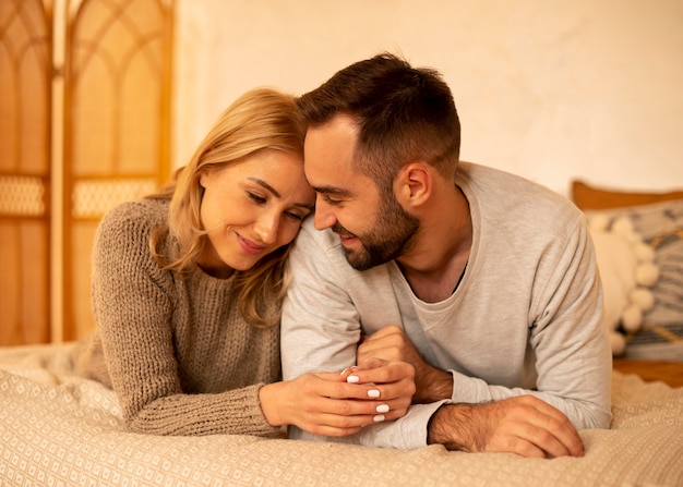 Pareja de tiro medio relajante