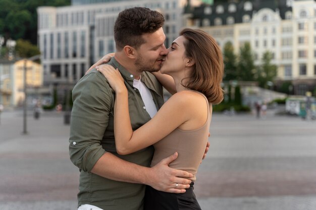 Pareja de tiro medio sentada al aire libre