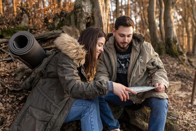 Pareja de tiro medio sentada con mapa