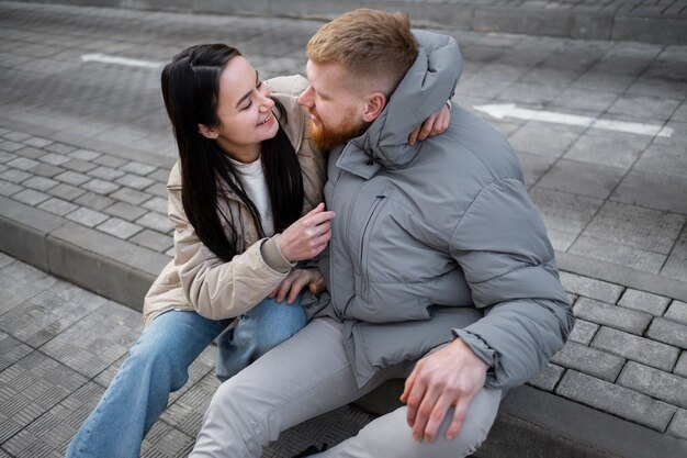 Pareja de tiro medio sentados juntos