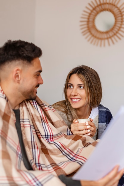 Foto gratuita pareja de tiro medio siendo cariñosa en el interior