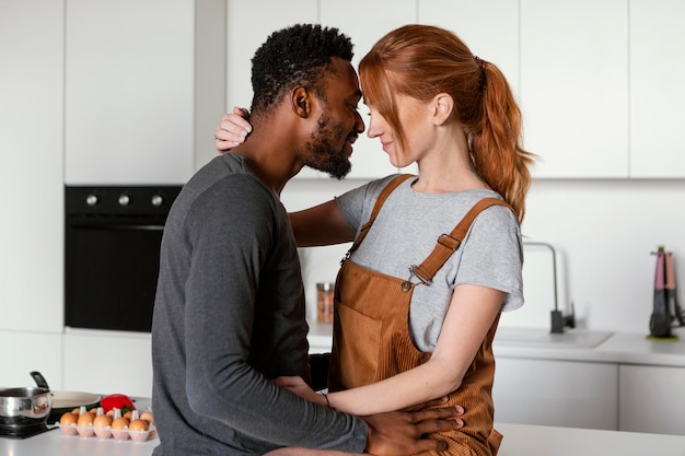 Foto gratuita pareja de tiro medio siendo romántico