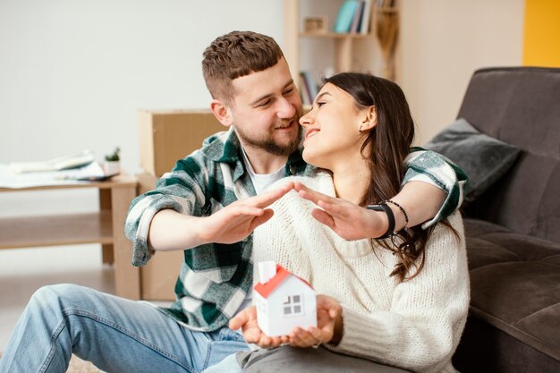 Pareja de tiro medio siendo romántico