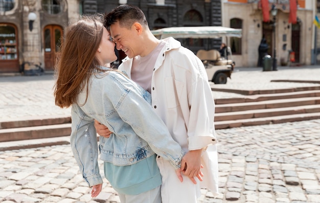 Pareja de tiro medio siendo romántico