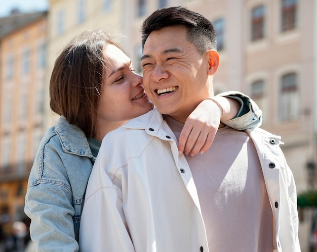 Pareja de tiro medio siendo romántico