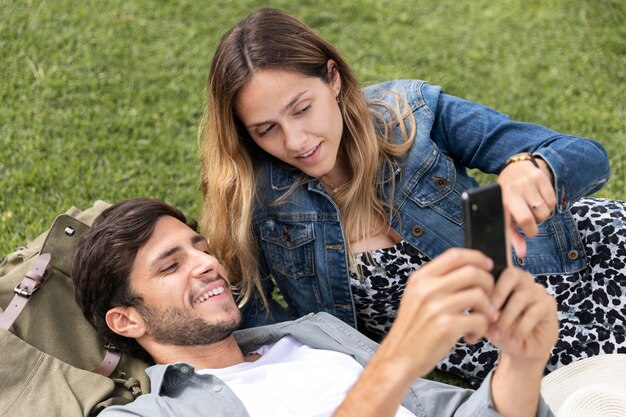 Pareja de tiro medio con smartphone