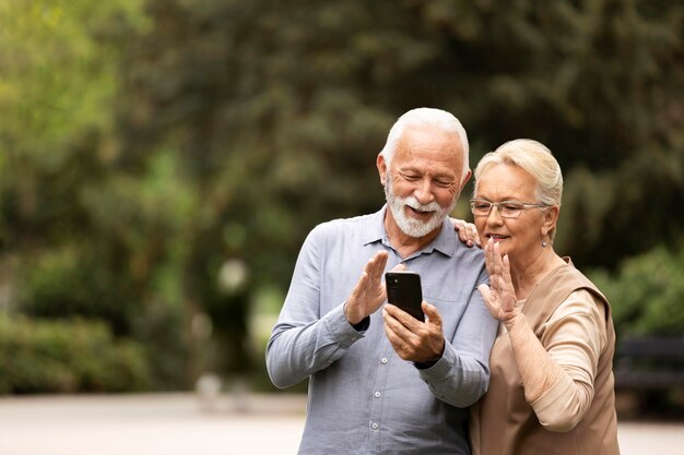 Pareja de tiro medio con smartphone