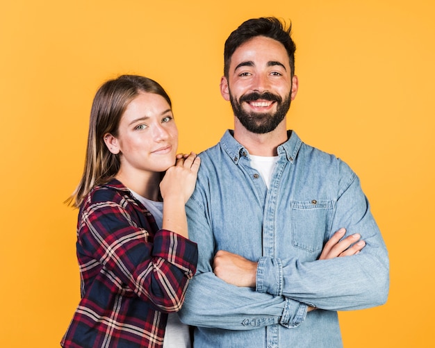 Foto gratuita pareja de tiro medio sonriendo a la cámara