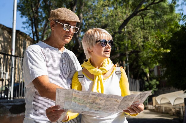 Pareja de tiro medio sosteniendo mapa