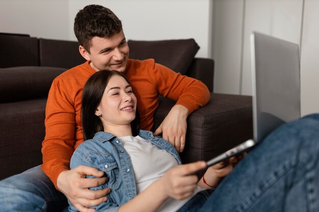 Pareja de tiro medio con tableta