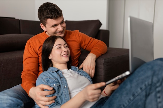 Pareja de tiro medio con tableta