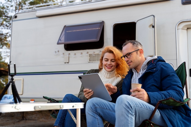 Pareja de tiro medio con tableta