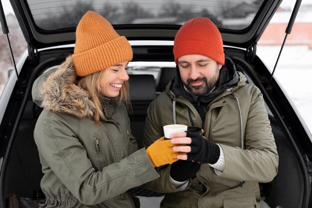 Pareja de tiro medio con taza de café.