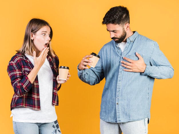 Pareja de tiro medio con tazas de café.